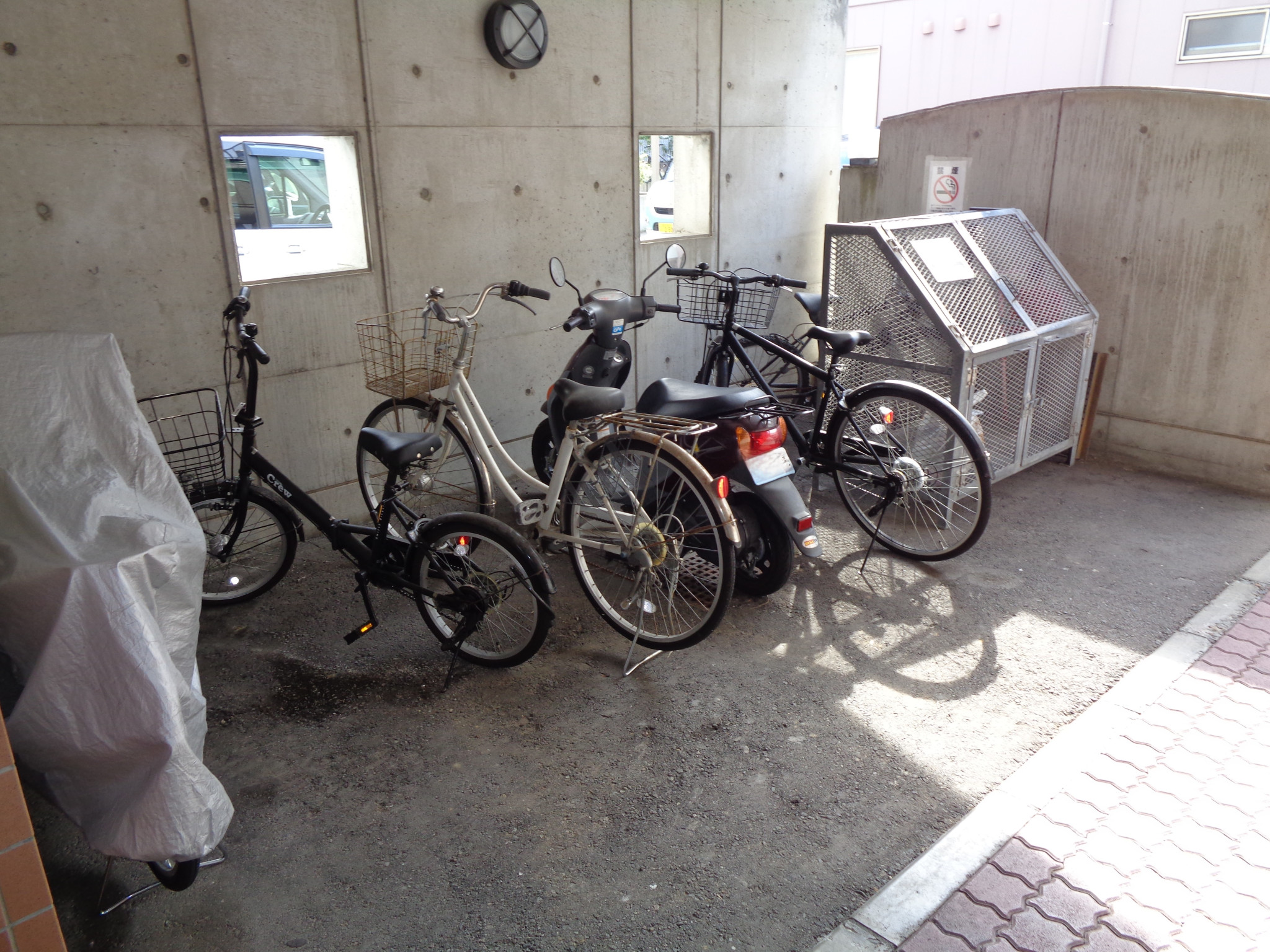 エントランスと駐輪場